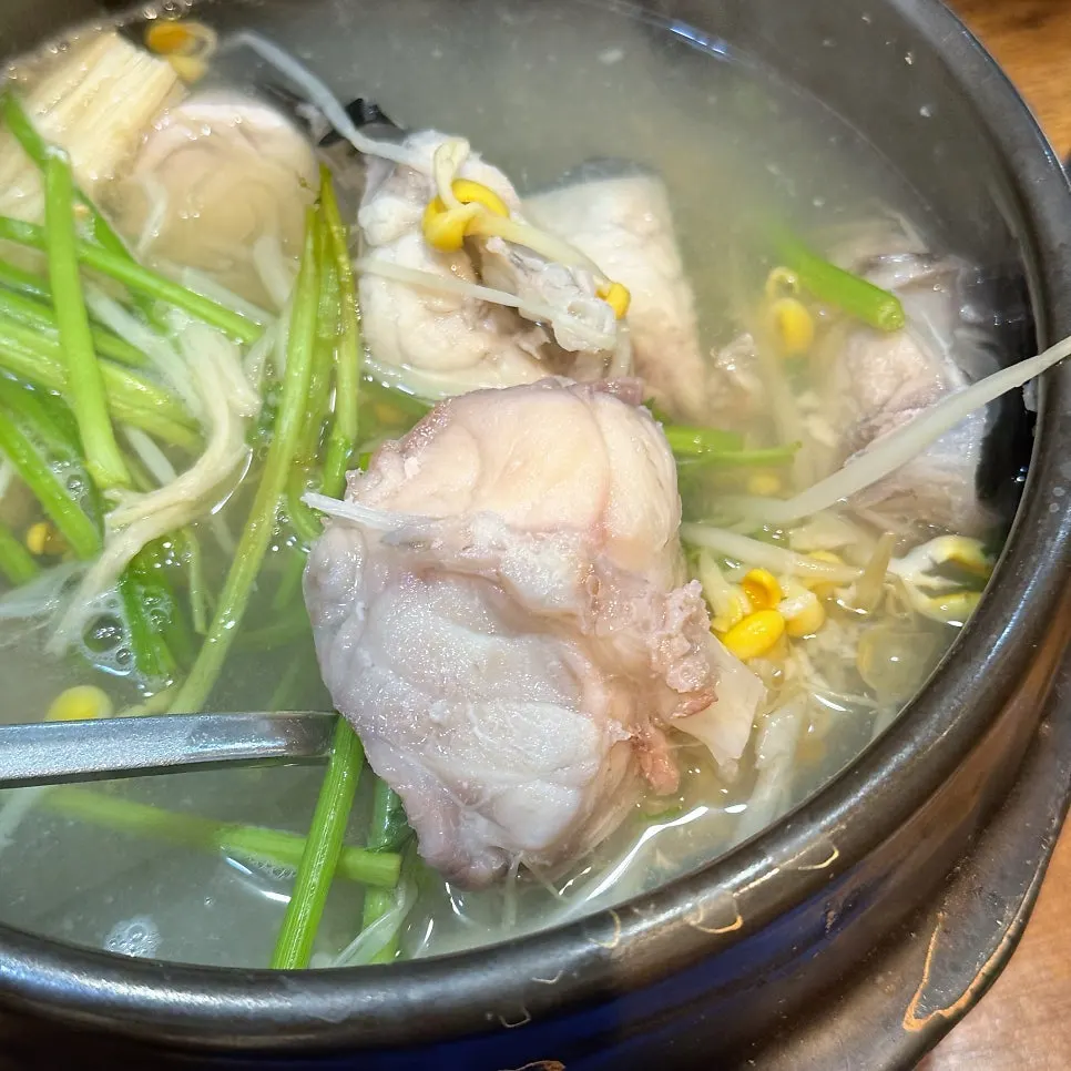 복어 살을 소스에 찍어 먹는 모습