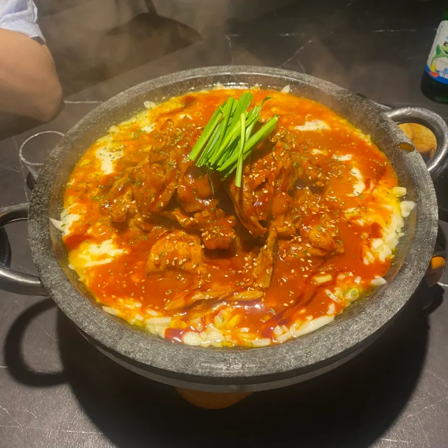 Yuumangju Eda Moat Dak served on a stone platter