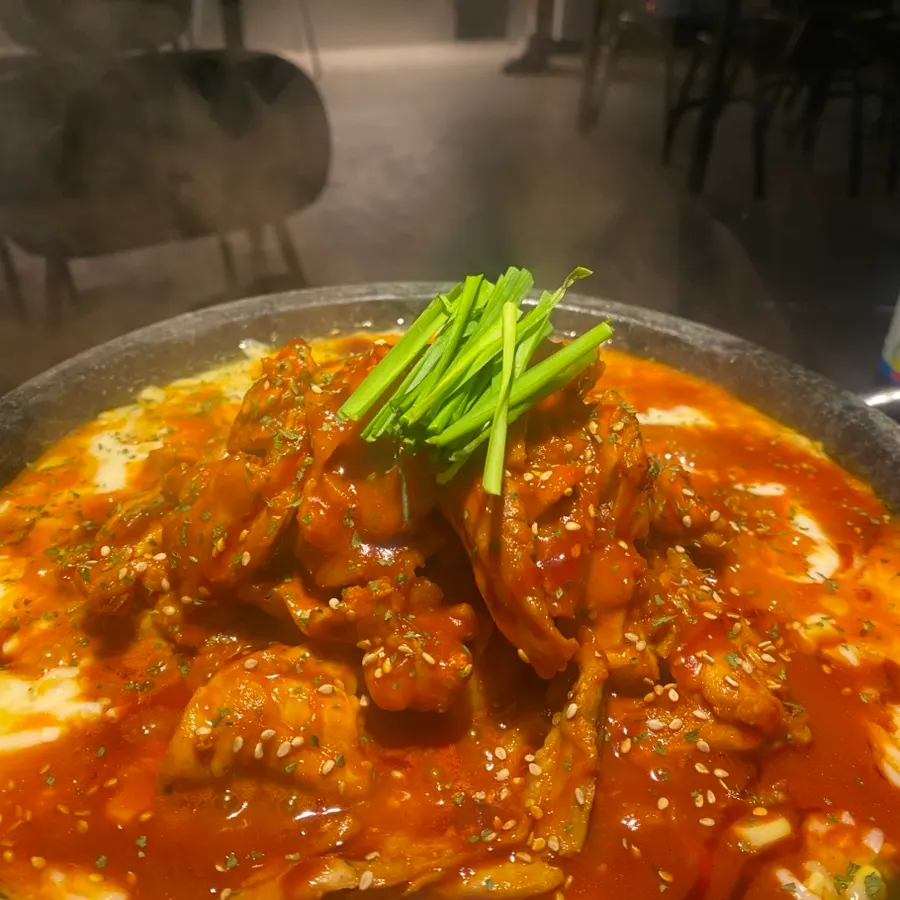 Spicy-seasoned chicken neck meat and chicken thigh bar food