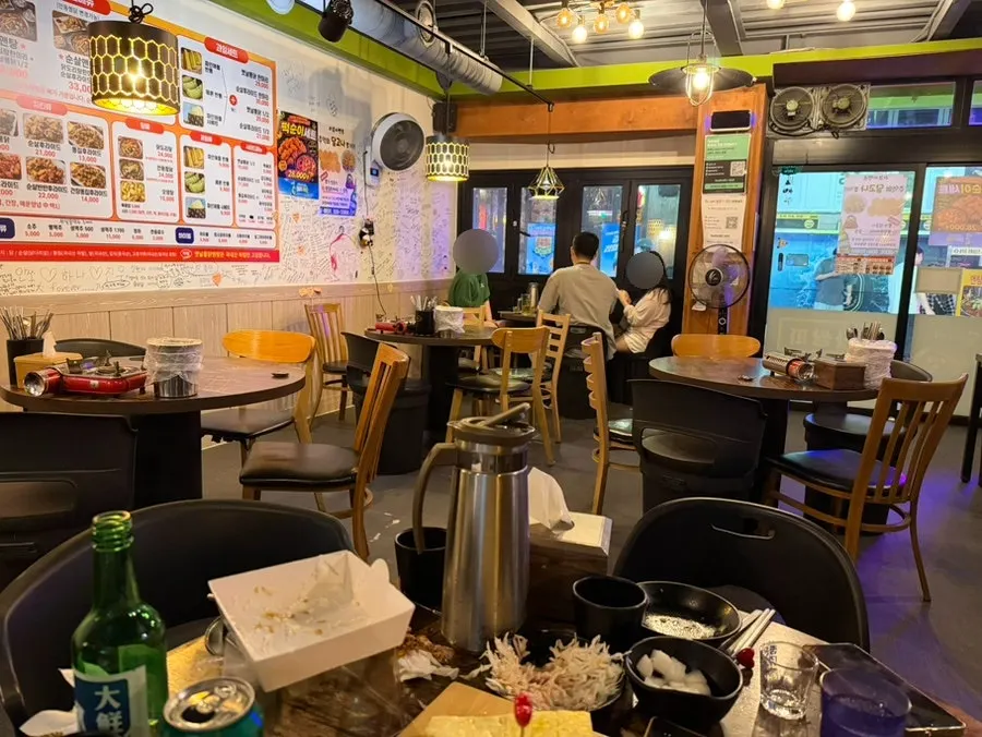 Restaurant serving chicken and dakdoritang together
