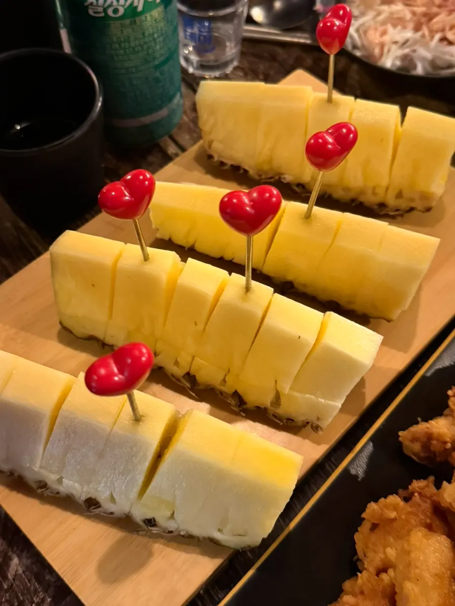 Half-pineapple fruit snack