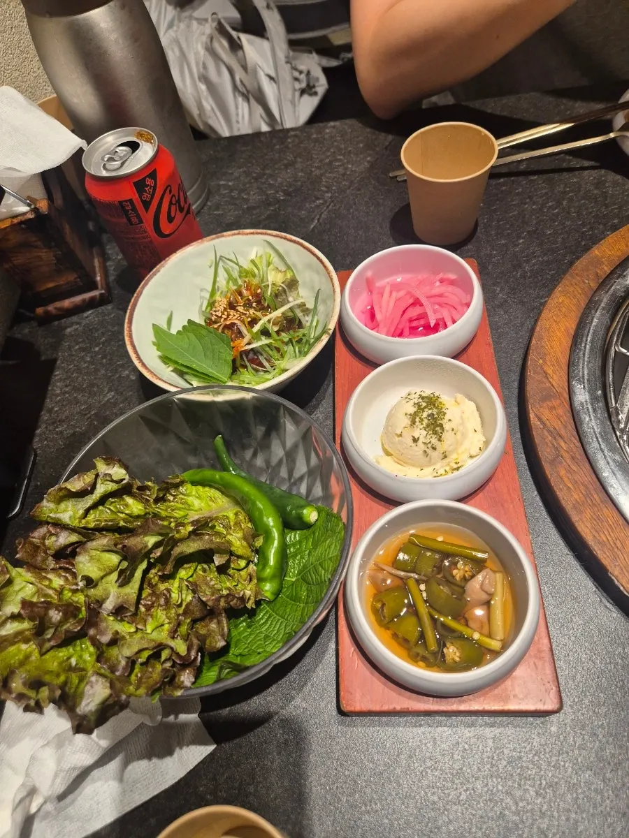 새우 참기름장과 백김치 등 밑반찬