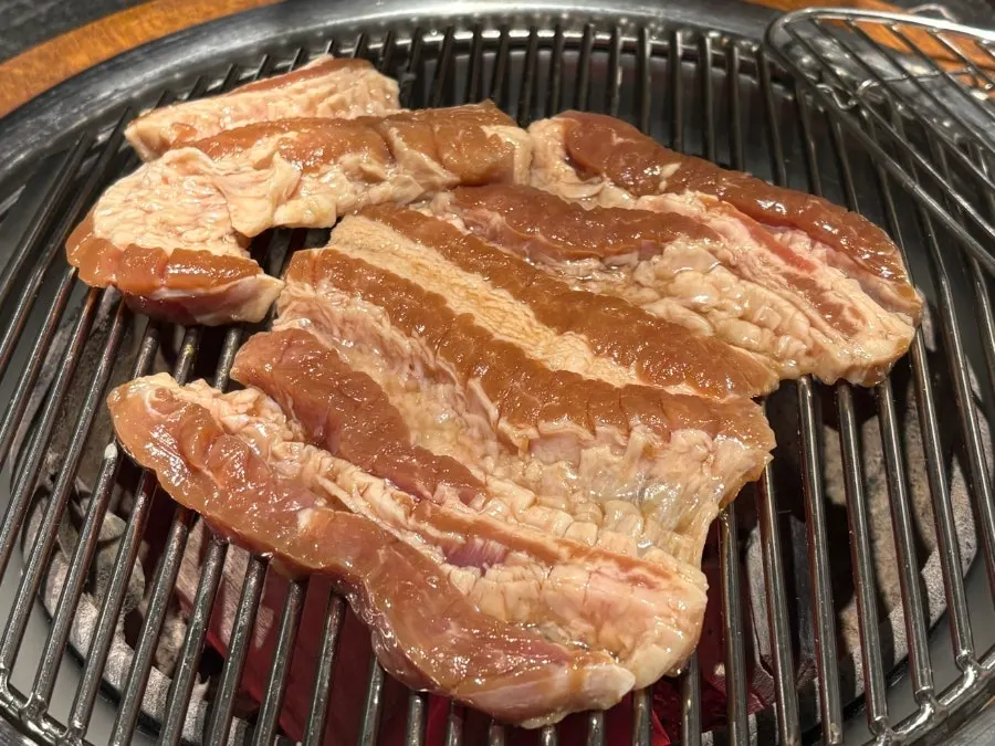 숯불에 올린 뼈 삼겹 부위 양념갈비