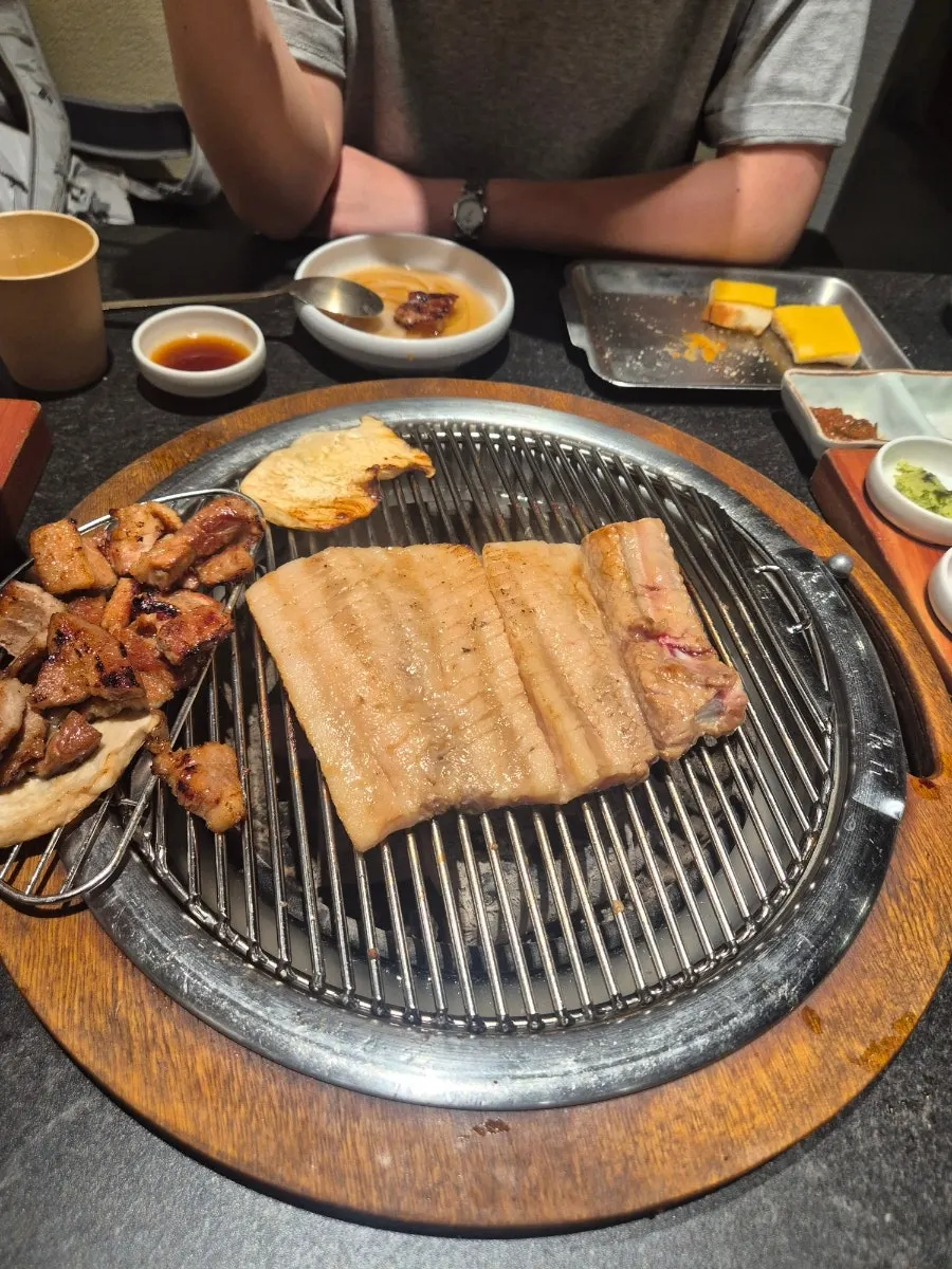 구워지는 돼지양념갈비 클로즈업