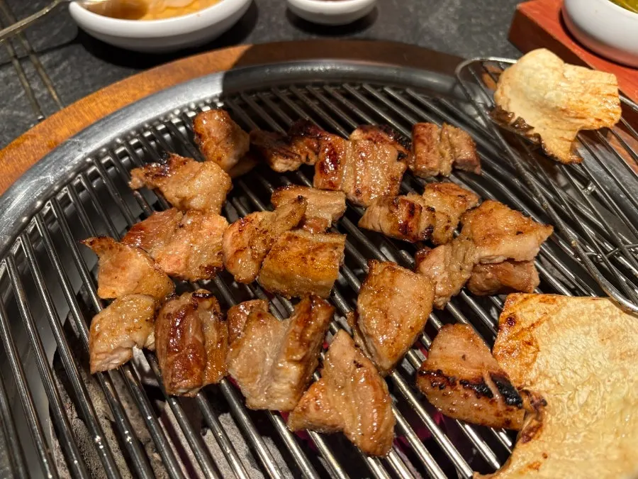육장에 찍어 먹는 양념갈비 한 점