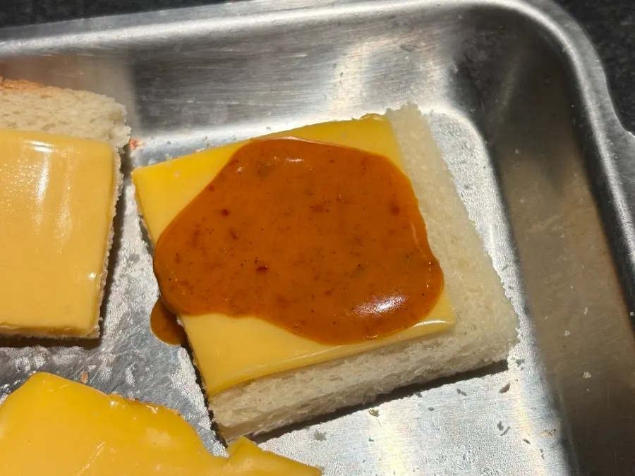 치즈와 갈비를 올린 식빵 조합