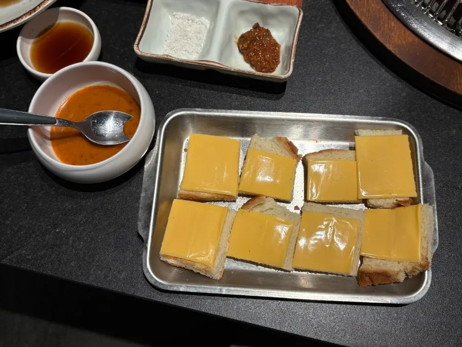 소스를 곁들인 치즈 식빵과 갈비
