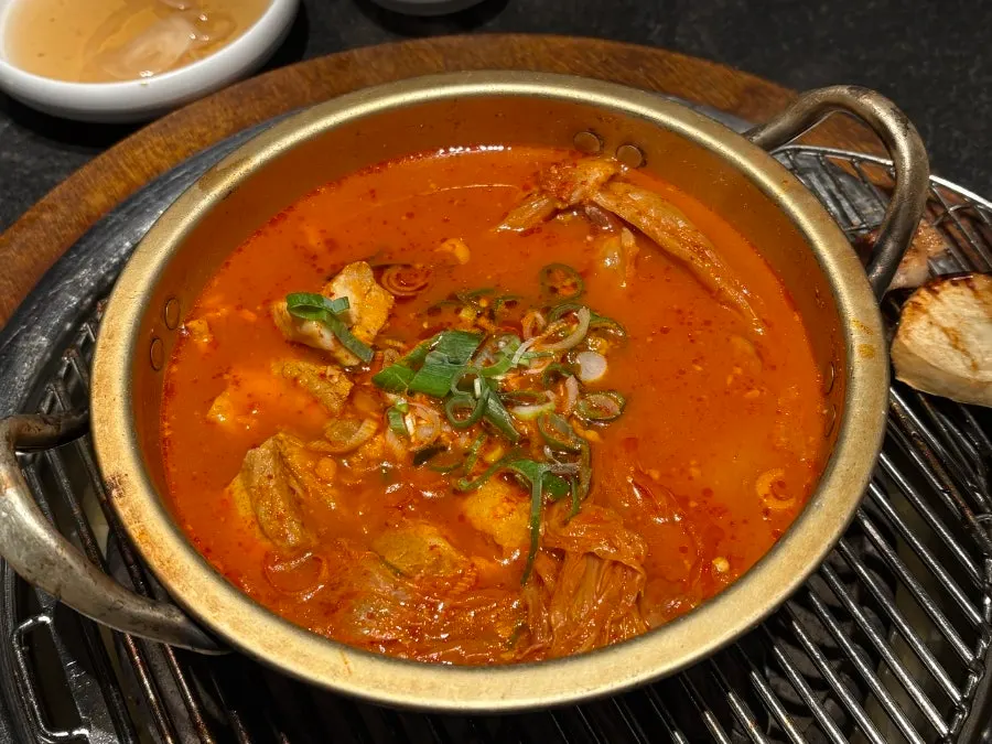 고기가 가득 들어간 김치찌개