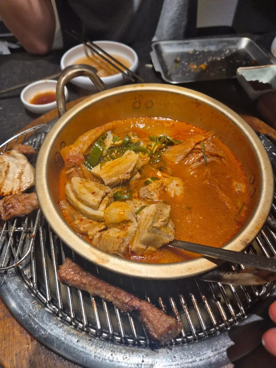 김치 한 통이 통째로 든 김치찌개