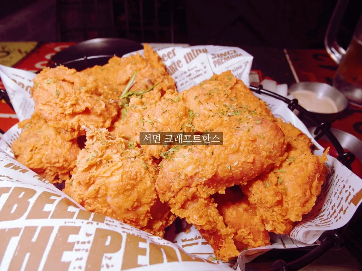 Chicken and draft beer table setting at Craft Hans Seomyeon Branch