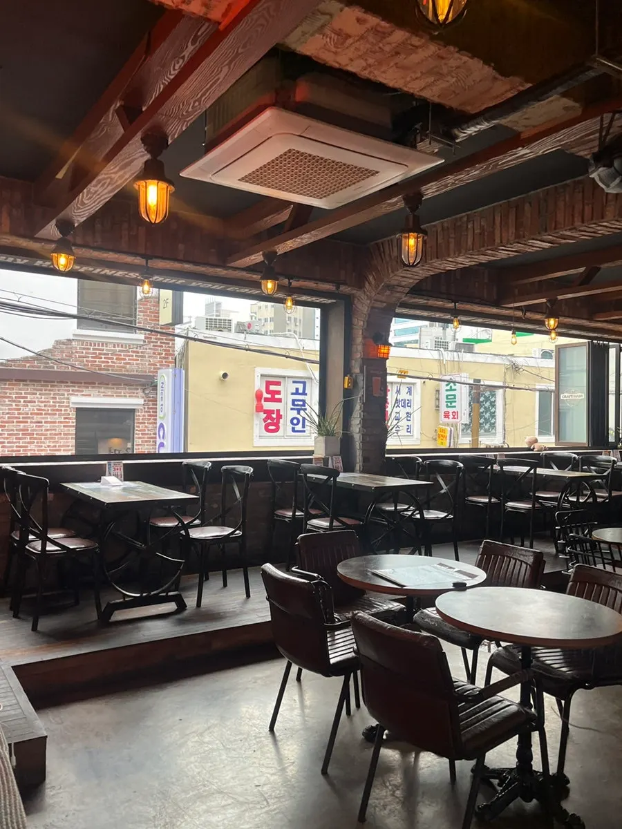 Beer-bar atmosphere inside