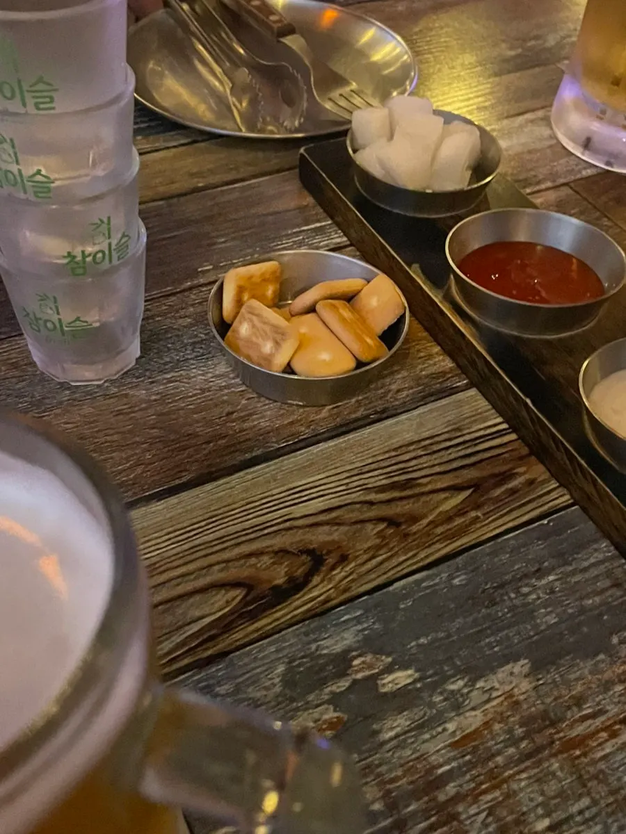테이블에 놓인 건빵과 잔