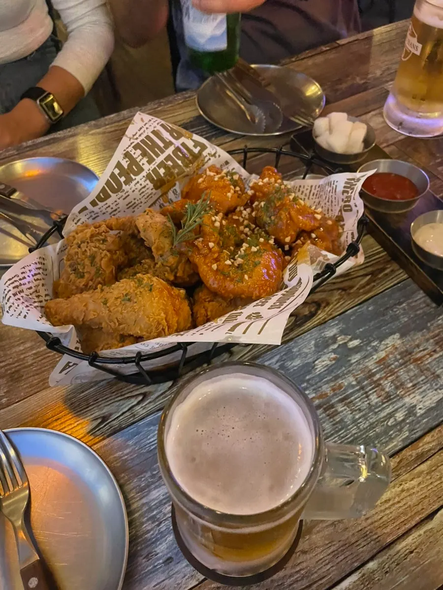 볶은 김치와 할라피뇨를 올린 김치 치즈 프라이즈