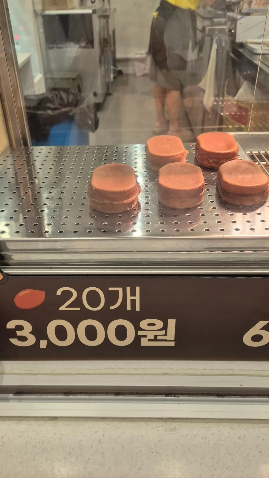 진열된 계란빵과 땅콩빵