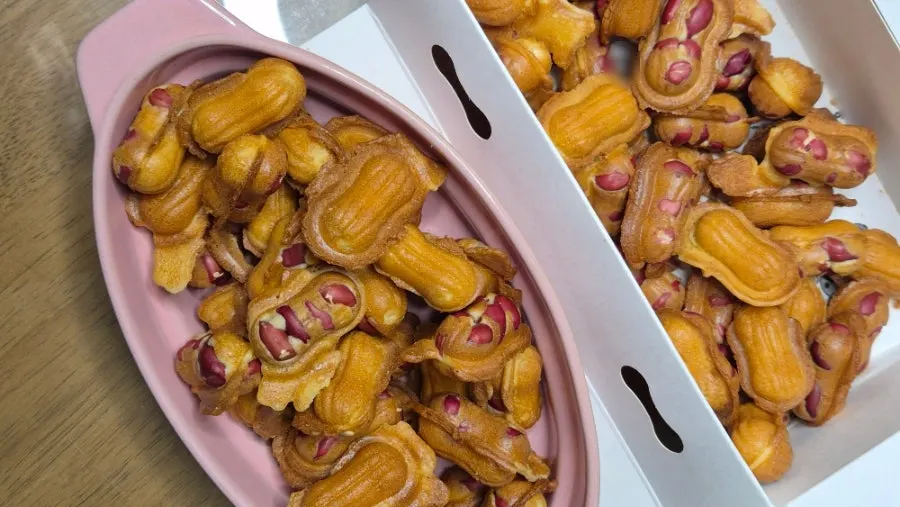 접시에 잔뜩 꺼내 놓은 땅콩빵