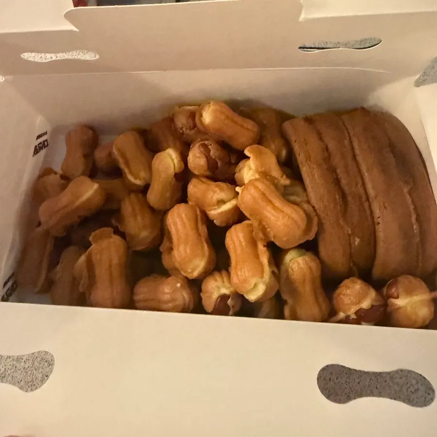 Opening the snack bag on the evening KTX train
