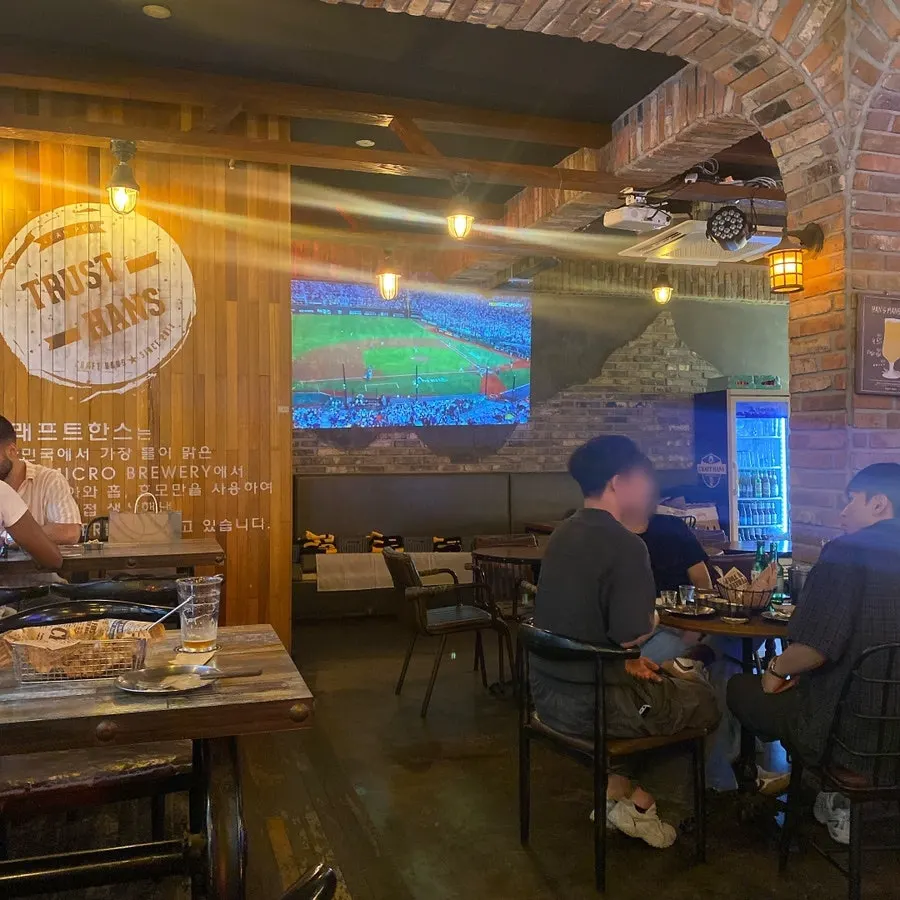 Interior of Craft Hans Seomyeon Branch with window wall and screen