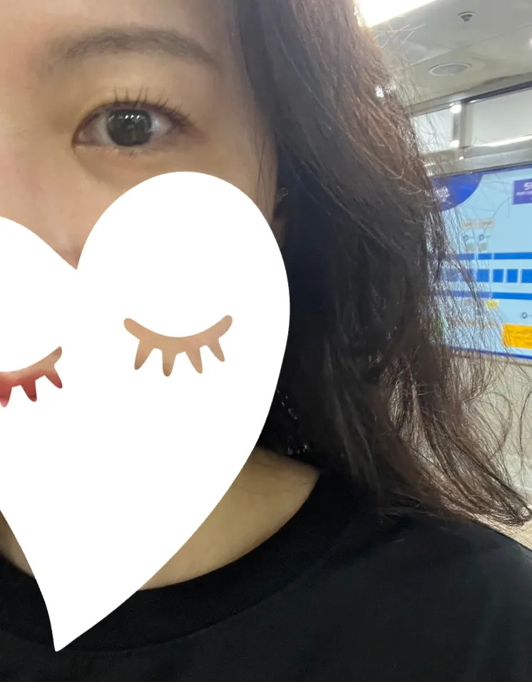 첫 속눈썹펌 후 기분 좋은 모습