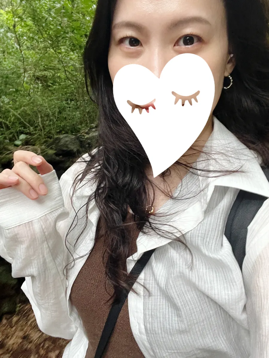 마스카라 없이 살아 있는 여행 중 속눈썹 컬