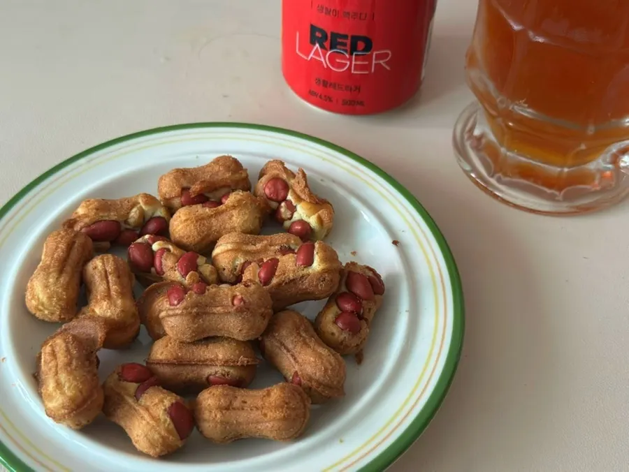 ビールのおつまみに添えたテシンピーナッツパンのピーナッツパン