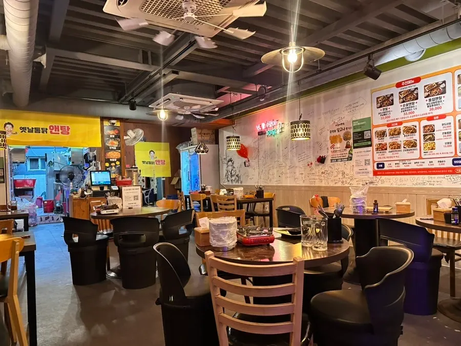 옛날통닭앤탕 서면점 내부 풍경
