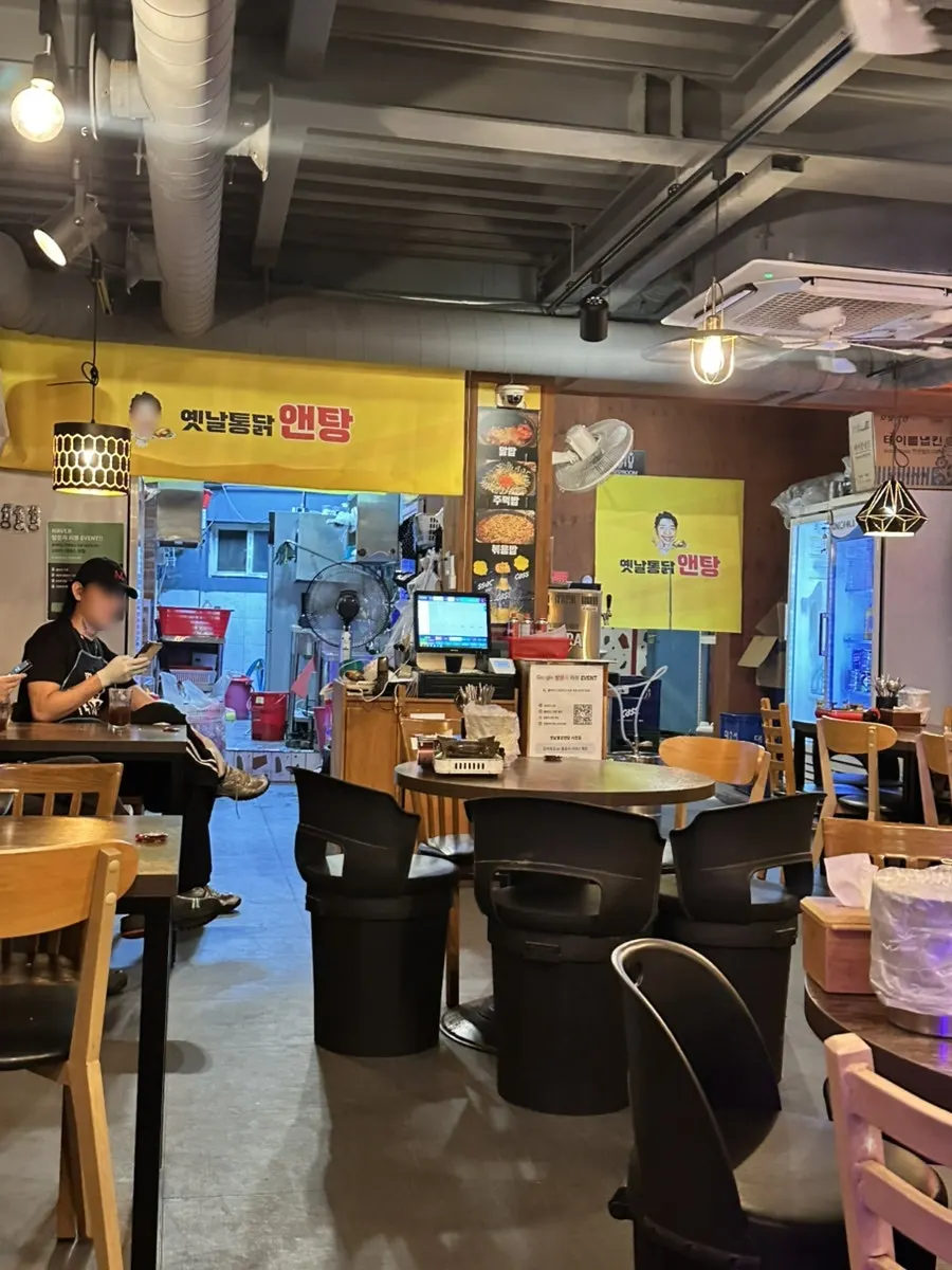 옛날통닭앤탕 세로 컷 매장 사진