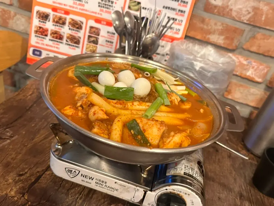 닭도리탕 한 마리와 옛날통닭 반마리 엔탕 구성