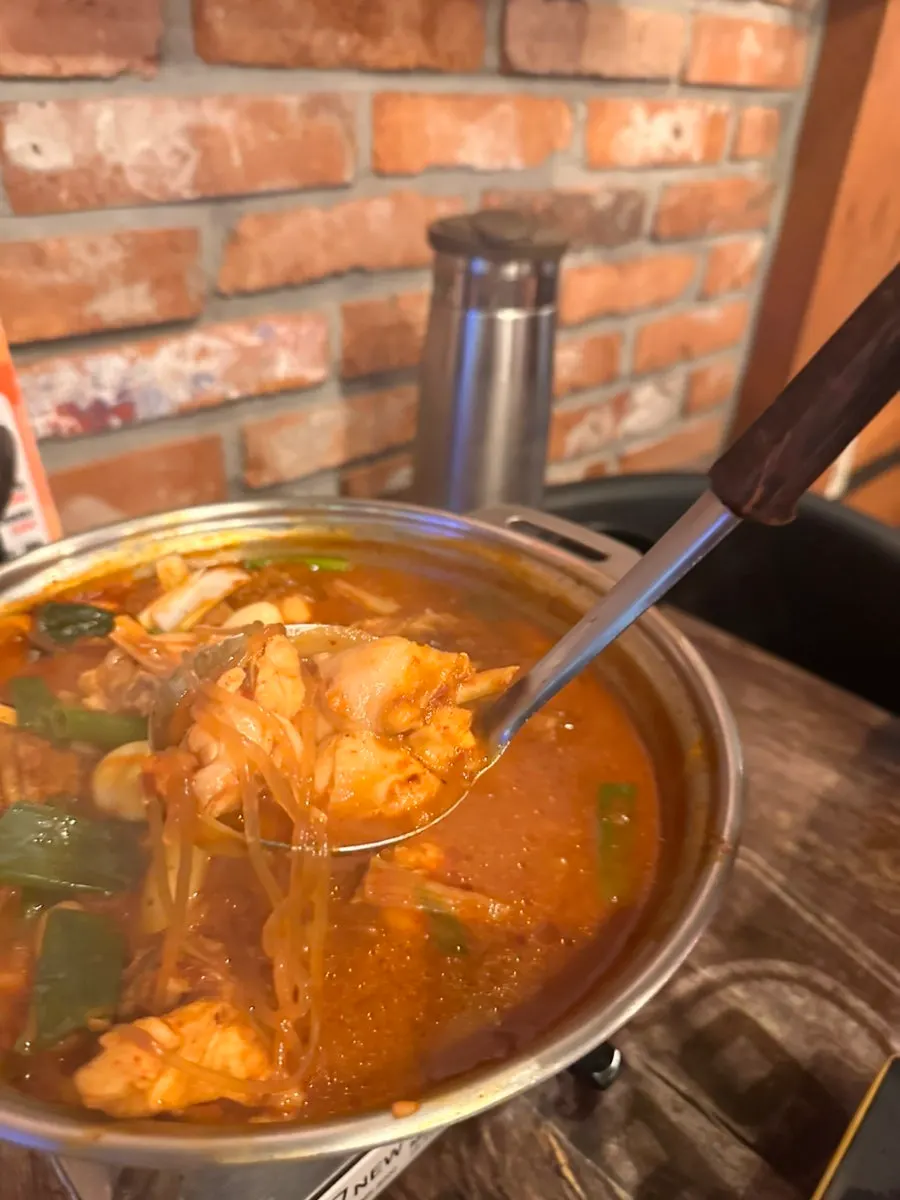 통닭과 닭도리탕, 생맥주가 함께 놓인 술자리