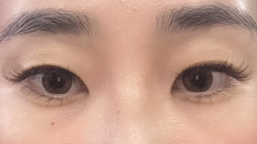 Close-up of the eye shape after eyelash extensions