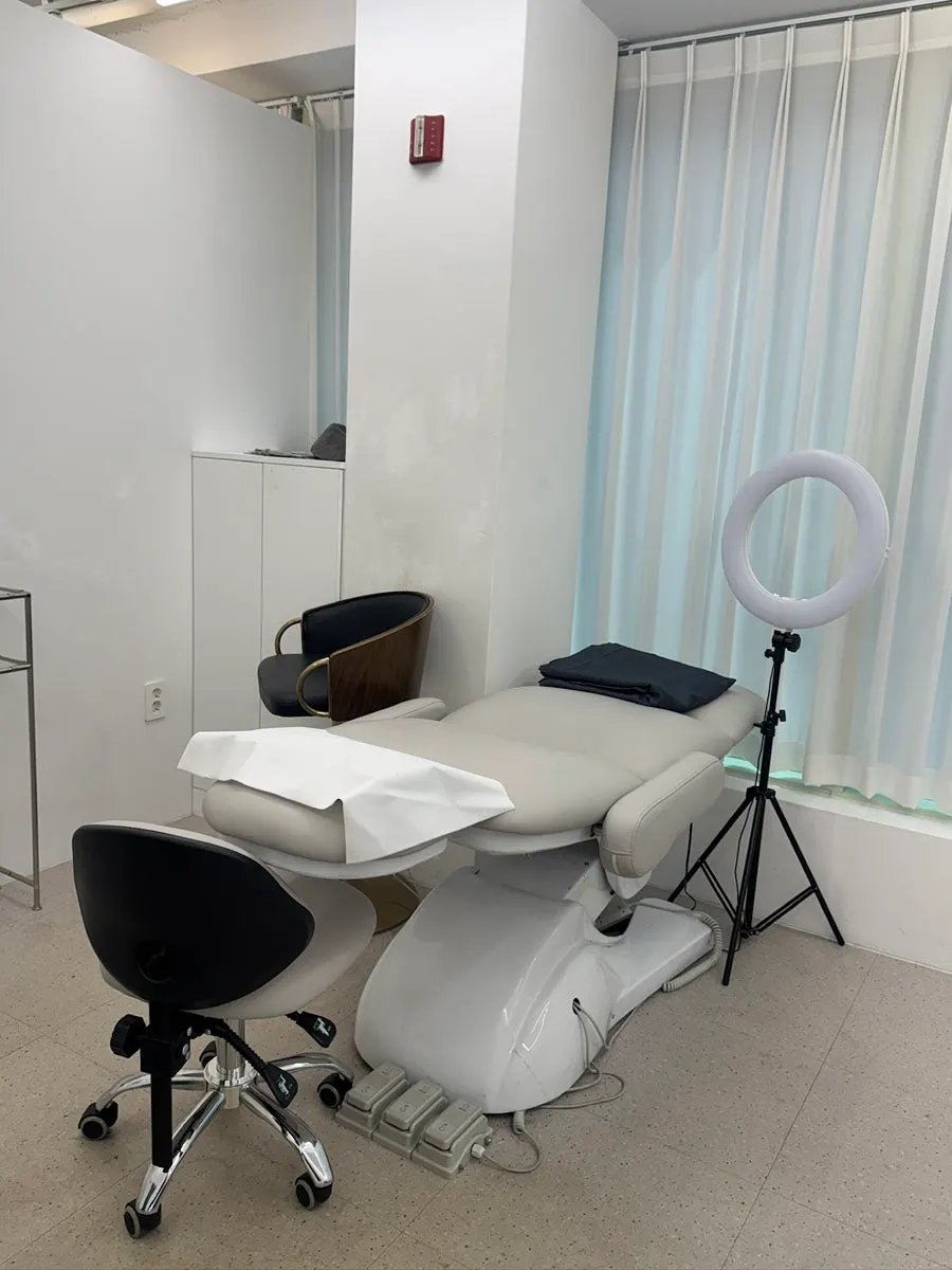 Treatment bed used for the lash lift