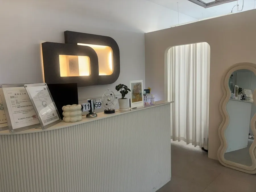 Treatment area inside Double D for lash perms