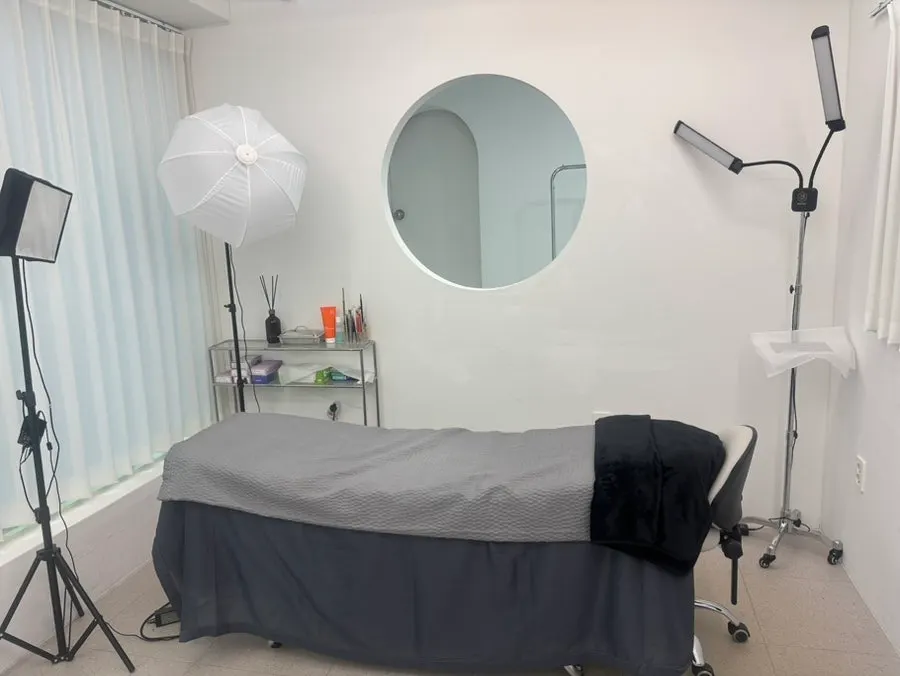 The lash perm treatment in progress