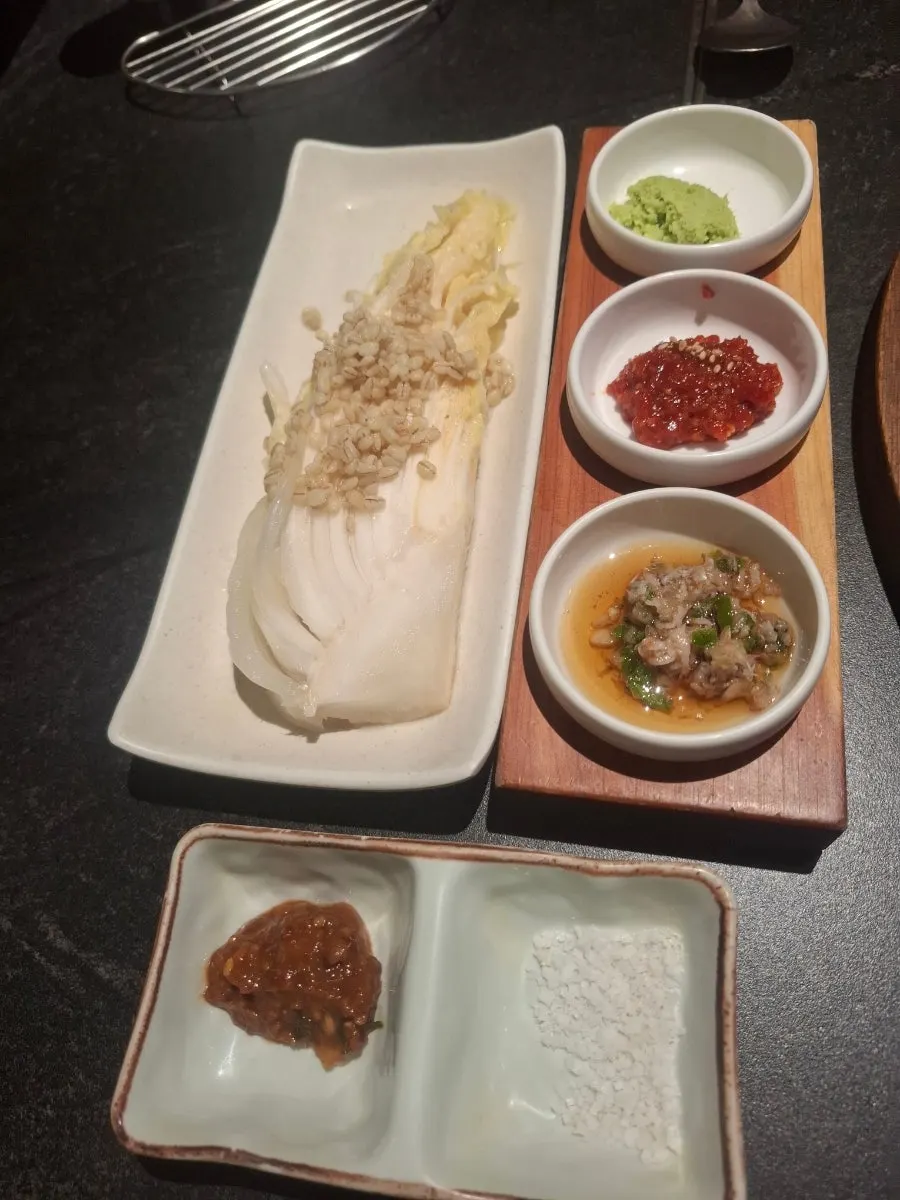 Interior y menú de Gilchon Sutbul Galbi Seomyeon Main Branch