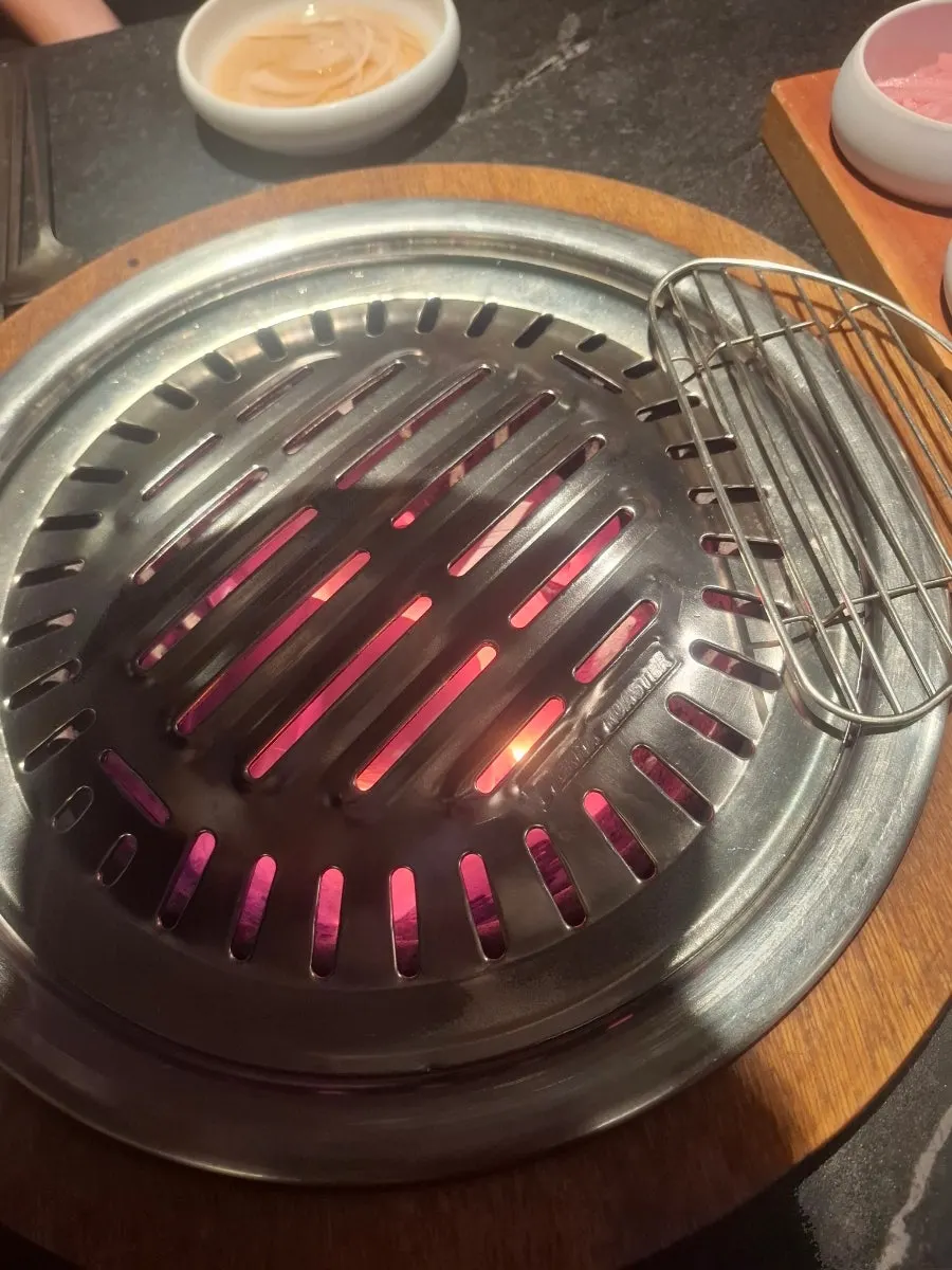 Encurtidos y ensaladas del menú básico de una parrilla coreana