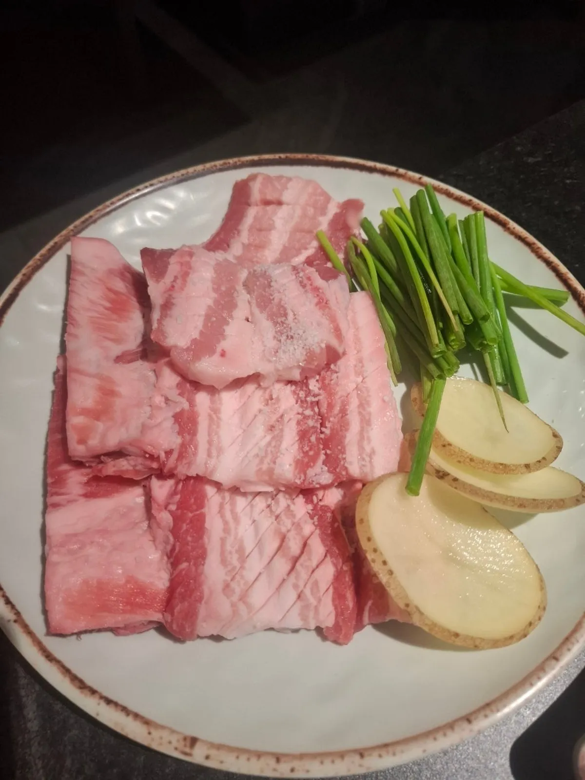 Carbón vegetal y costillas de cerdo marinadas sobre la parrilla
