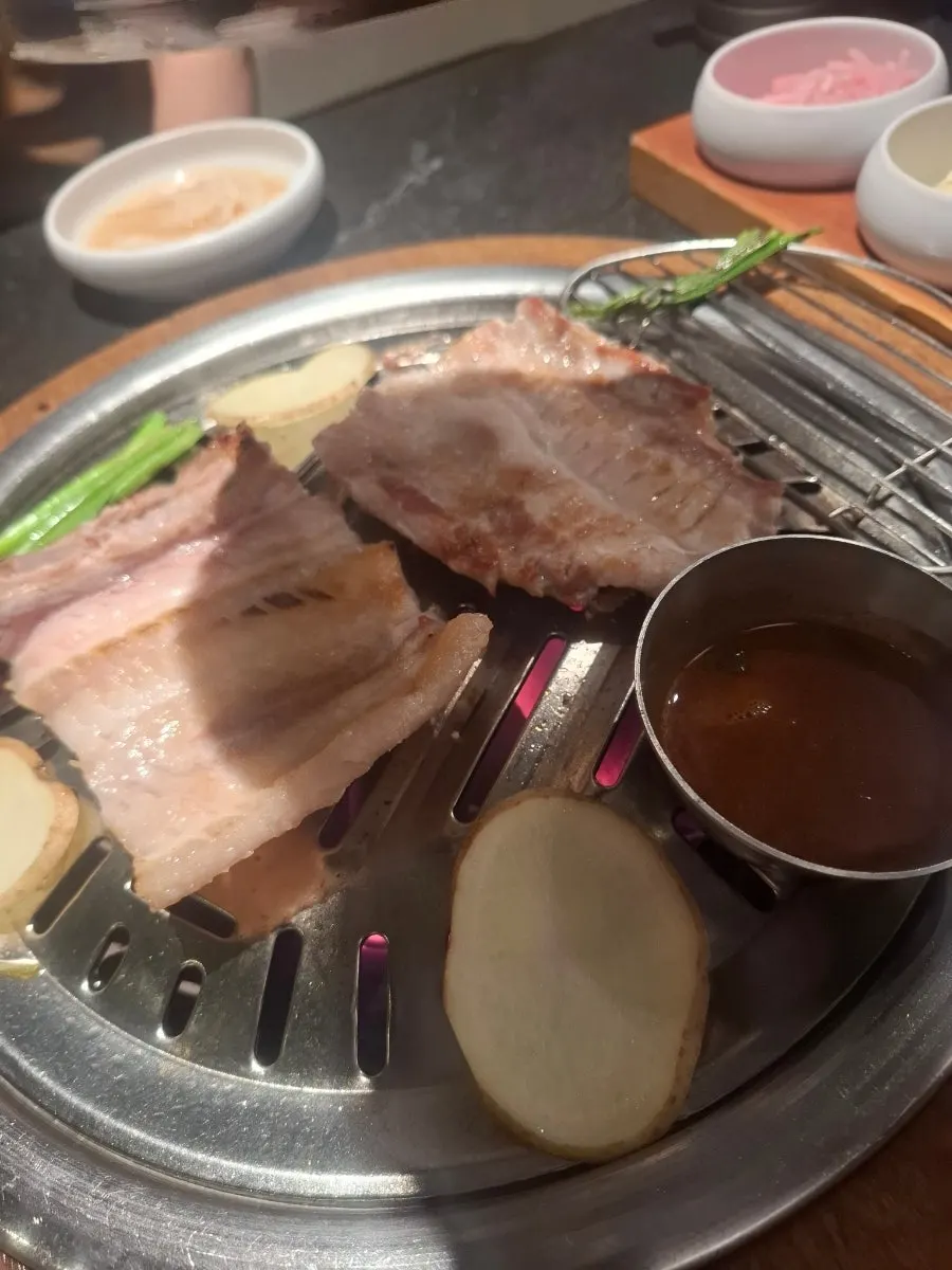 Costillas de cerdo marinadas rosadas con cortes finos