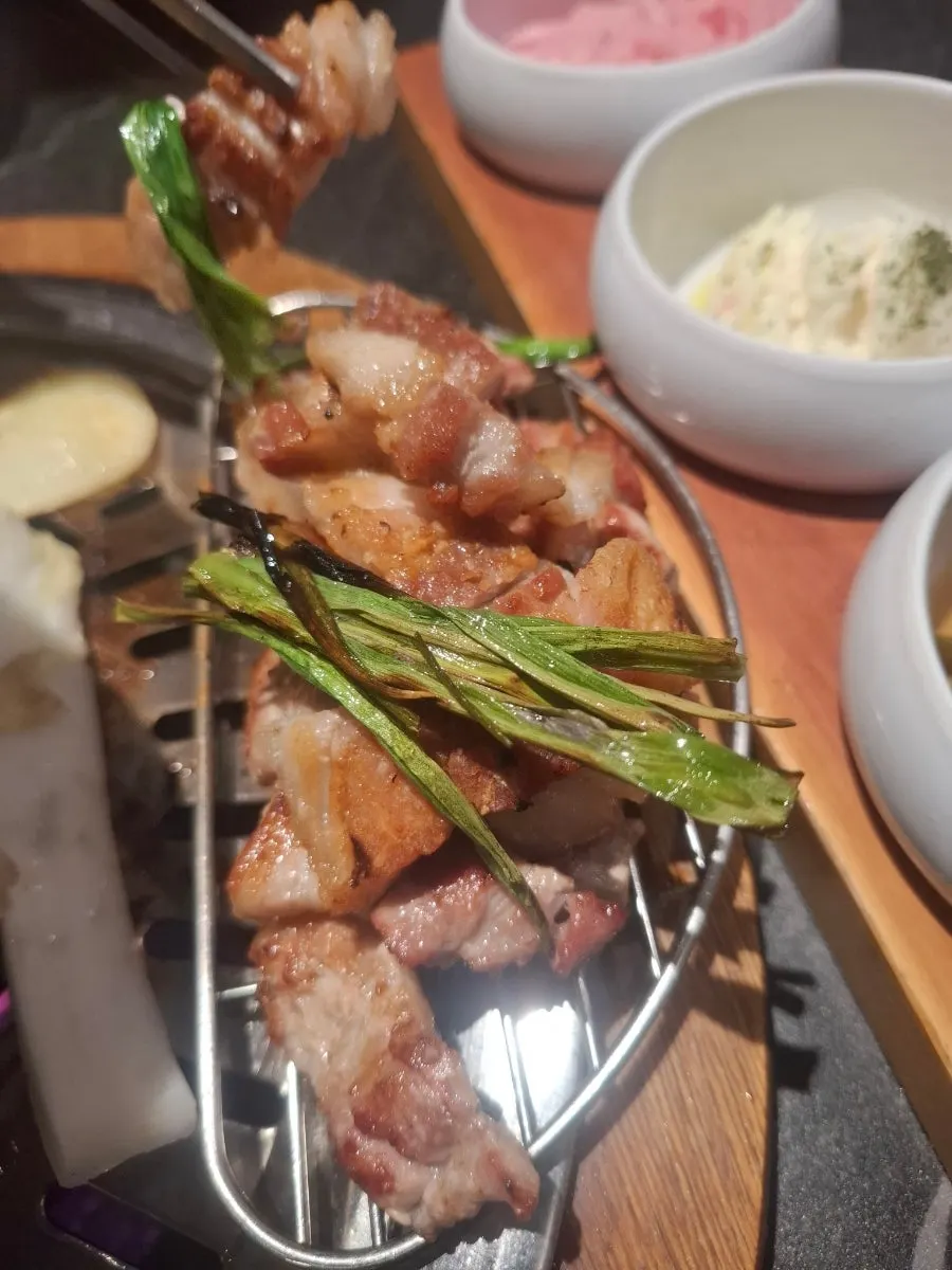 Costillas de cerdo marinadas cortadas en trozos de un bocado