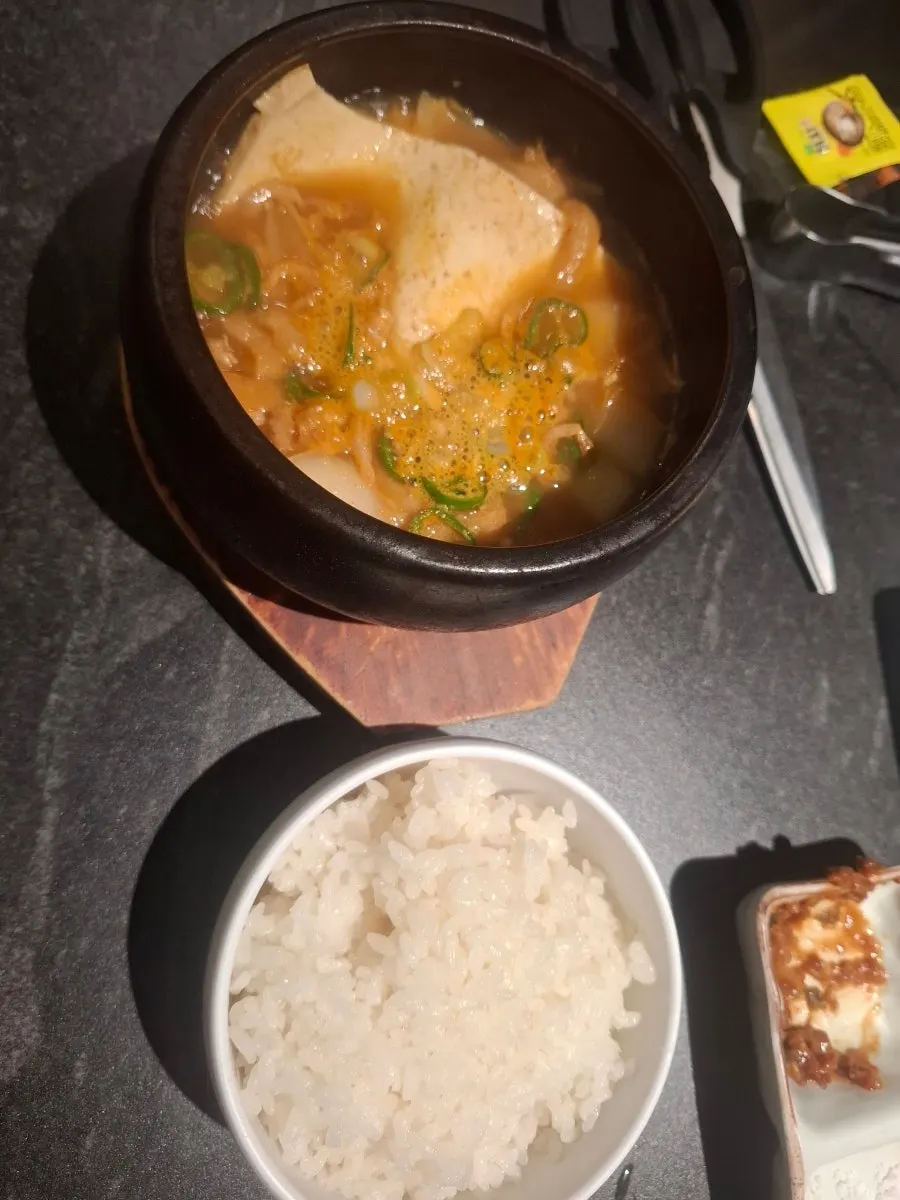 Doenjang jjigae y naengmyeon servidos junto a las costillas de cerdo