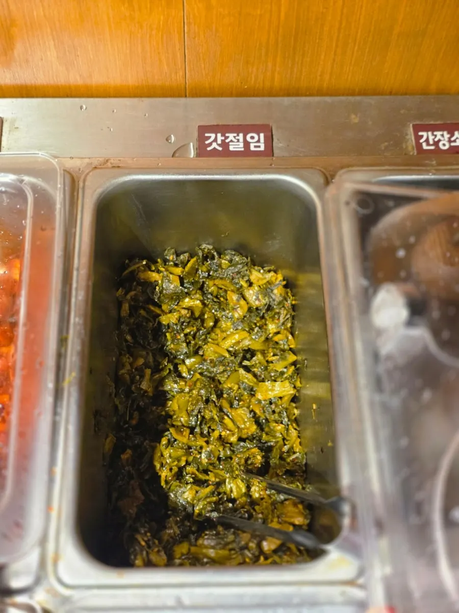 셀프바에 놓인 반찬 통