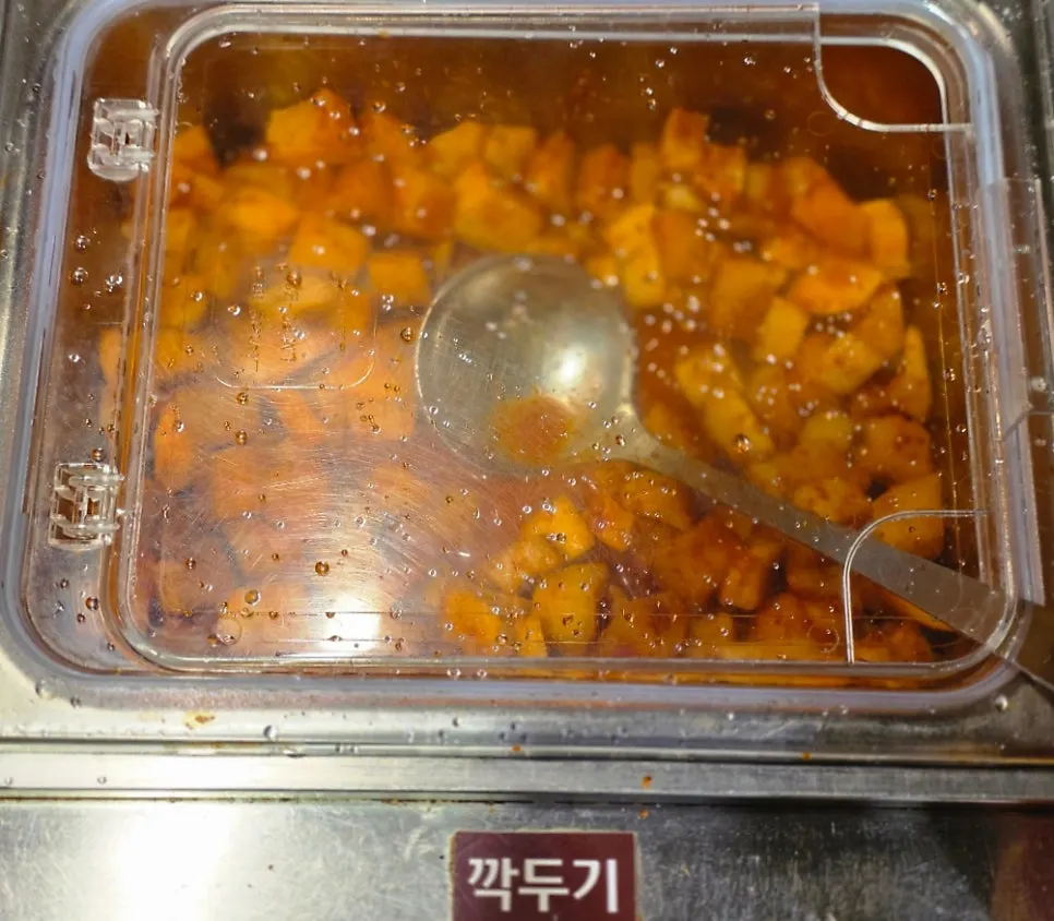 셀프바에서 가져온 깍두기와 반찬