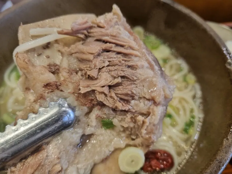 뚝배기에 담긴 갈비국밥과 부드러운 갈비