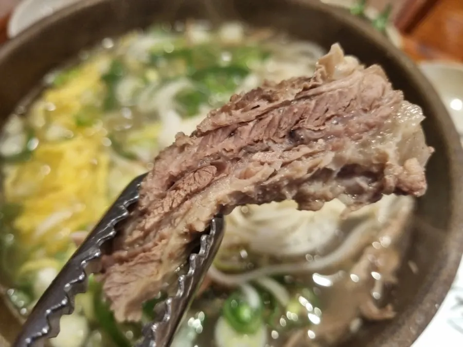 갈비국밥 국물에 밥을 말아 먹는 모습