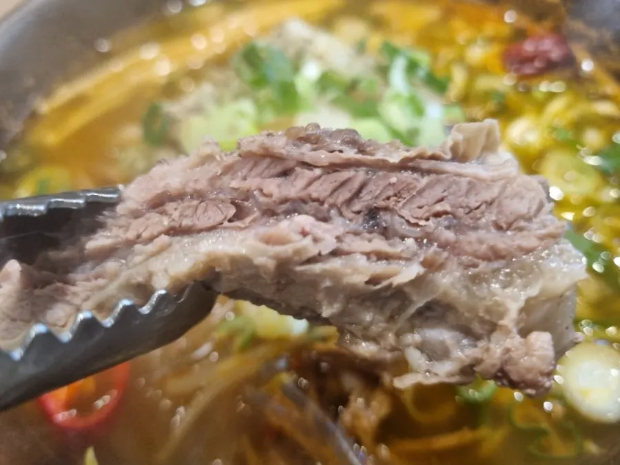 밥과 함께 먹는 갈비국밥 한 숟갈