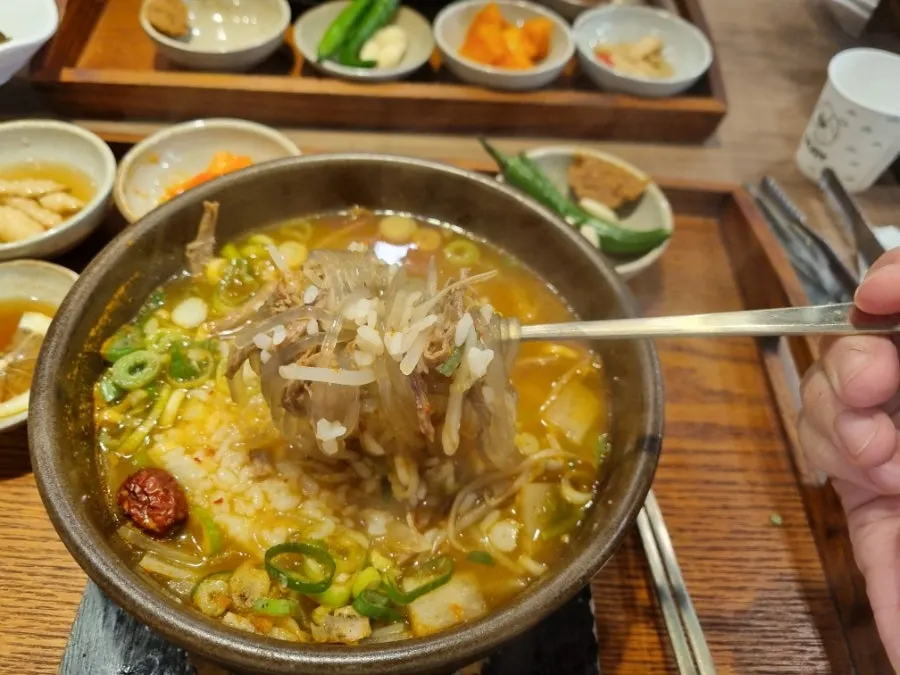 빨간 국물의 얼큰갈비국밥
