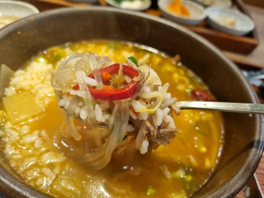 칼칼한 얼큰갈비국밥 국물과 갈비