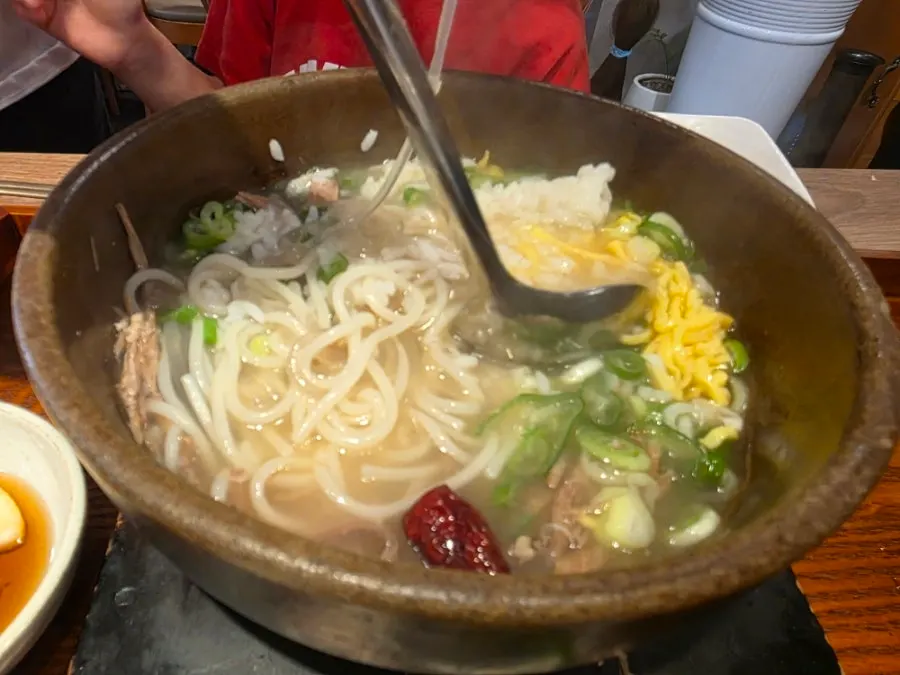 갈비 육수에 면을 넣은 갈비국수