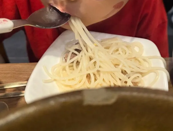 세 가지 메뉴를 함께 놓은 식사 마무리
