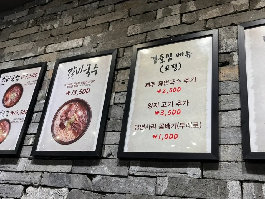 반찬 리필과 커피 머신이 있는 셀프바