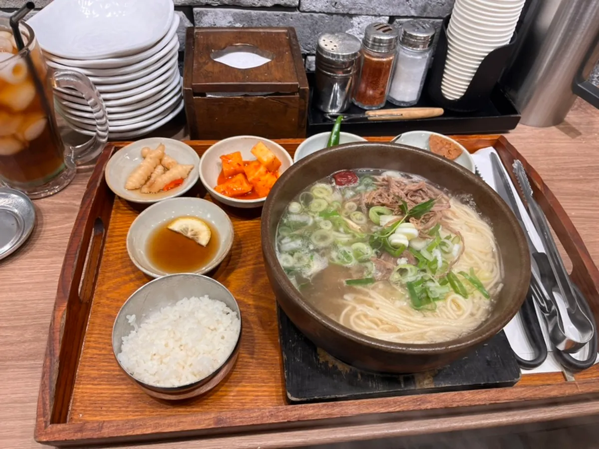 갈비국수와 소주, 우롱차 한 상 차림