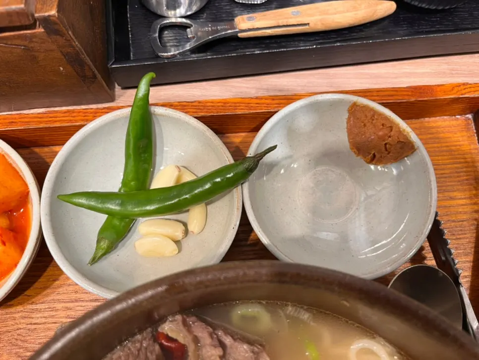 깍두기와 초석잠 장아찌 등 기본 반찬